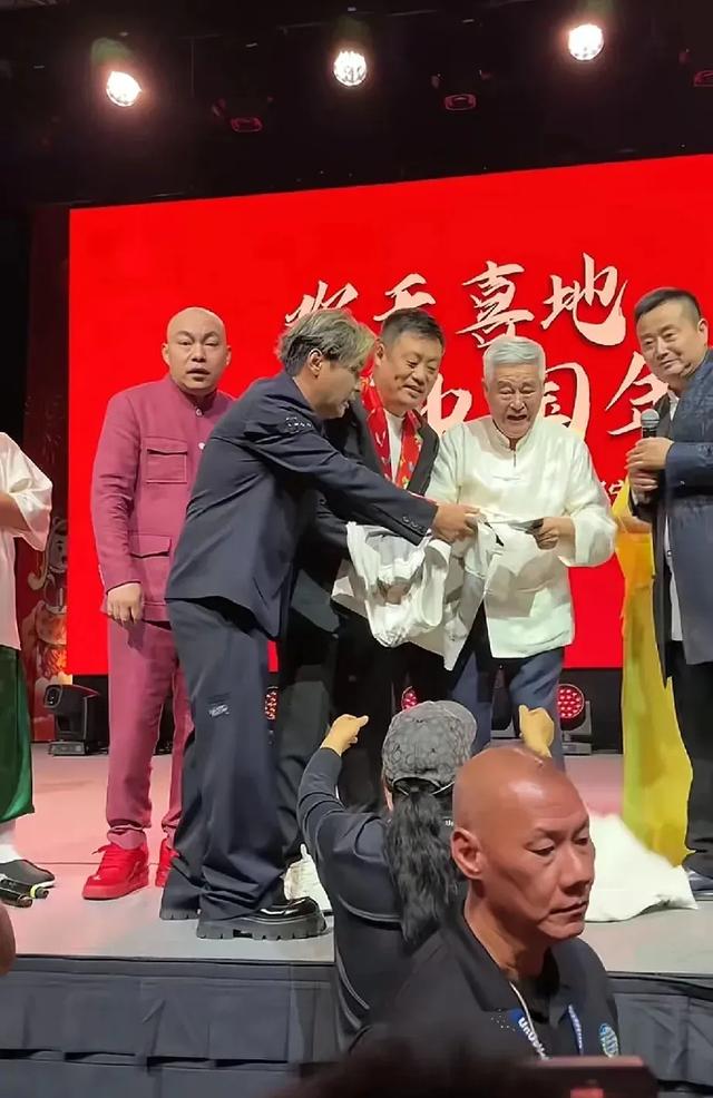 赵本山新加坡演出!40年旧衣一穿,台下观众破防:这才是真艺术家