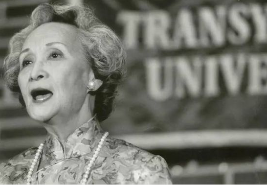 “上海名媛”郑念：42岁丧夫，52岁女儿自杀，她却优雅地活到94岁