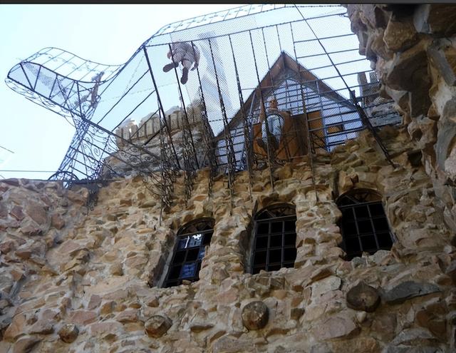 一句玩笑，美国少年用半个世纪，给自己造了一座奇幻城堡!