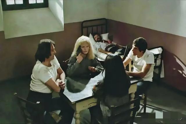 女子监狱片,很“黄暴”!这6部惊悚片,绝美中透着一股诱惑