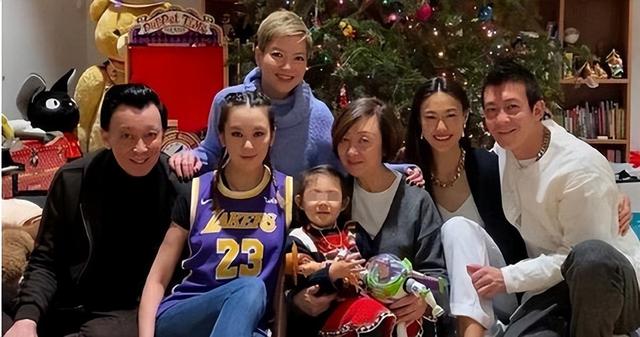 42岁的陈冠希父母双亲旧照曝光！网友点：原来是基因太强大