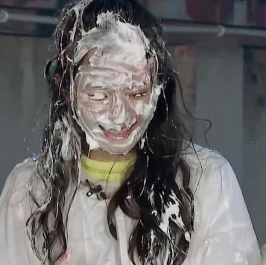 杨幂全脸被糊蛋糕，无奈洗脸卸妆，素颜曝光：这是33岁的脸？