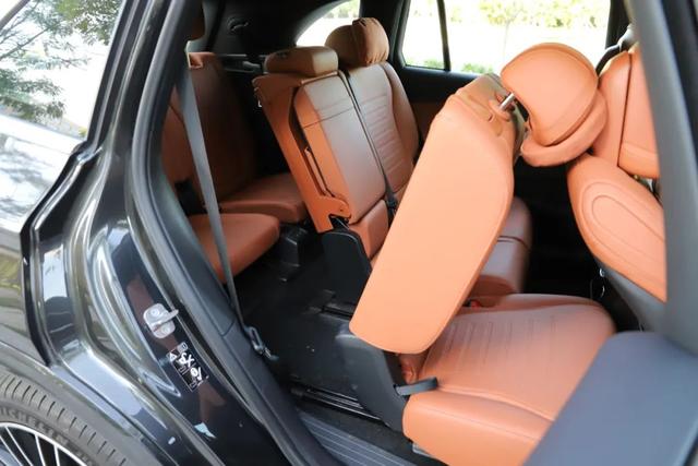 奔驰GLC:奔驰7座SUV优惠15万!内饰氛围感拉满,轴距2977mm!