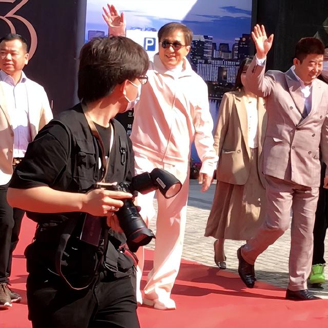 68岁成龙要定居内地？坐私人飞机现身杭州，豪掷4000万买下江景房