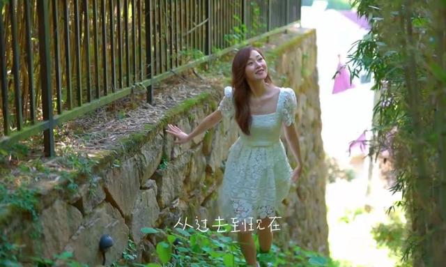 51岁亚视花旦万绮雯再扮蓝凤萍，身材纤细，如今转行开民宿生意好