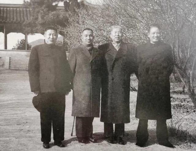 军委副主席赶往江苏给钟期光扫墓，皱眉批评：你们工作只看职务？