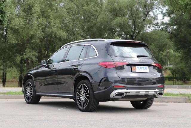 奔驰GLC:奔驰7座SUV优惠15万!内饰氛围感拉满,轴距2977mm!