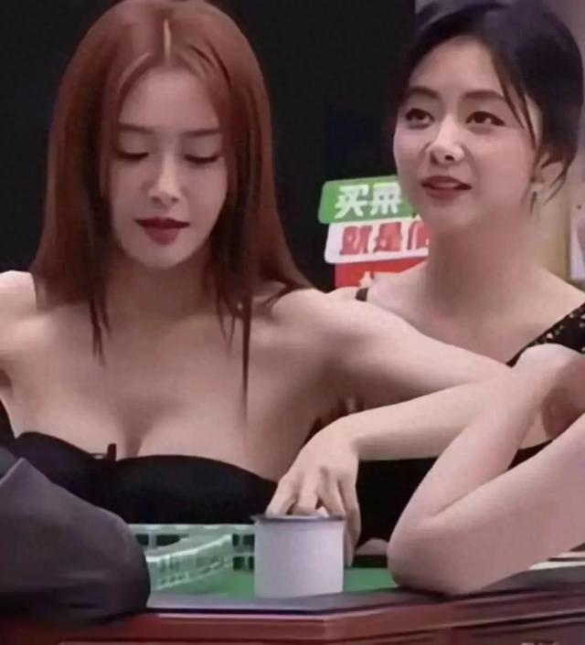 45岁秦岚打破年龄焦虑,后台麻将局穿抹胸裙,傲人上围艳压全场