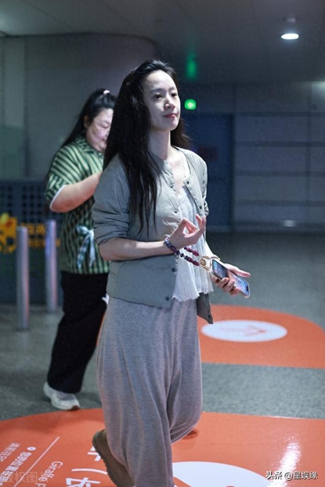 李梦身穿棉服外套+长裙+白色短袜+雪地靴轻松时尚