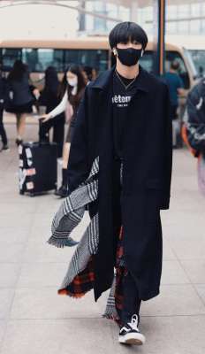 刘耀文身高(14岁校草刘耀文，183cm的腿长是真实的吗？钢铁直男却有超强穿搭)