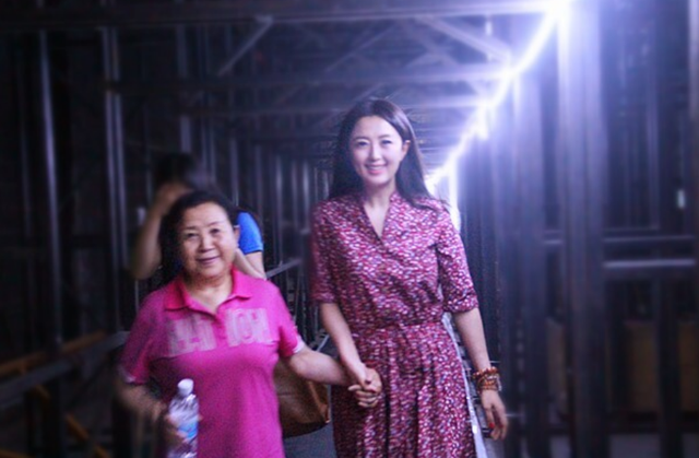 演员杨童舒：34岁意外怀孕，嫁圈外老公生一子，生活平凡却很幸福