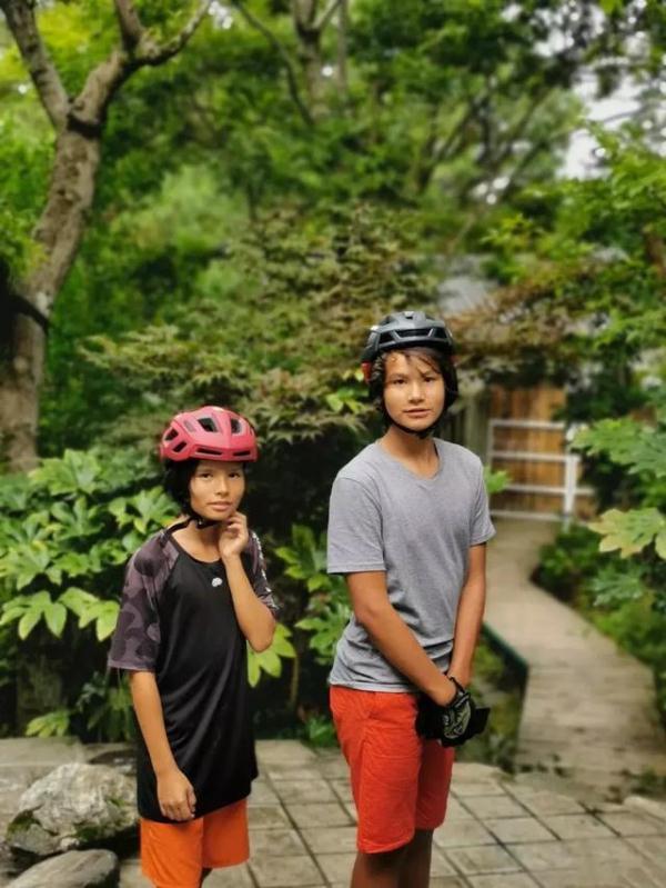 莫名爆红的龚琳娜：外籍老公把她当宝，9岁混血儿子为她贴心做饭