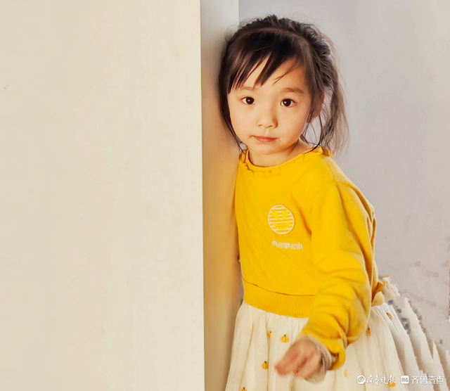 活泼可爱的小女孩