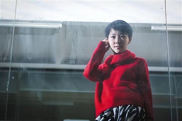 2011年,她全裸接受记者采访,并称:我敢看你们,你们敢看我吗?