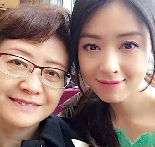 明星与父母合照：刘诗诗妈妈有气质，杨迪妈妈最让我惊讶