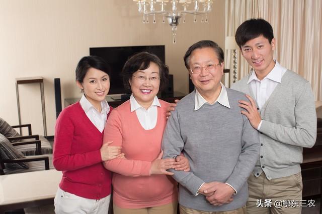 村里一家儿媳妇头枕在公公大腿上，公媳之间究竟该不该保持距离？