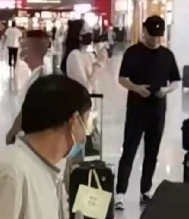 49岁孟非携家人罕露面，妻子身材纤细长腿瞩目，相识36年仍恩爱