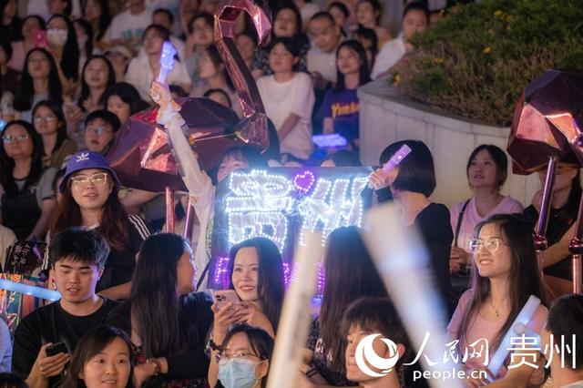 贵阳路边音乐会照亮夏日夜空