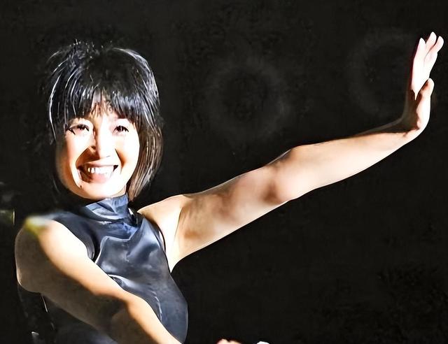 格日乐连登四次春晚，却因其恩师害得自己星途尽毁，今仍孤身一人