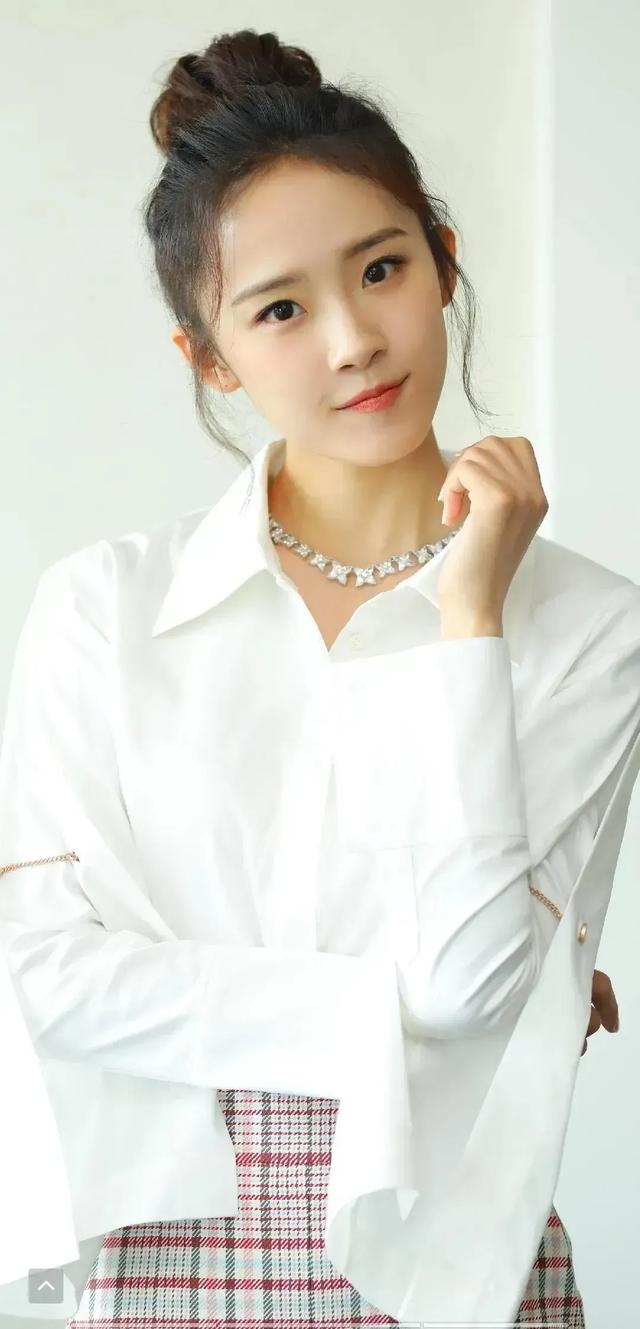 卢洋洋:颜值爆表,笑靥倾城,身材勾勒梦幻轮廓,解锁魅力新维度