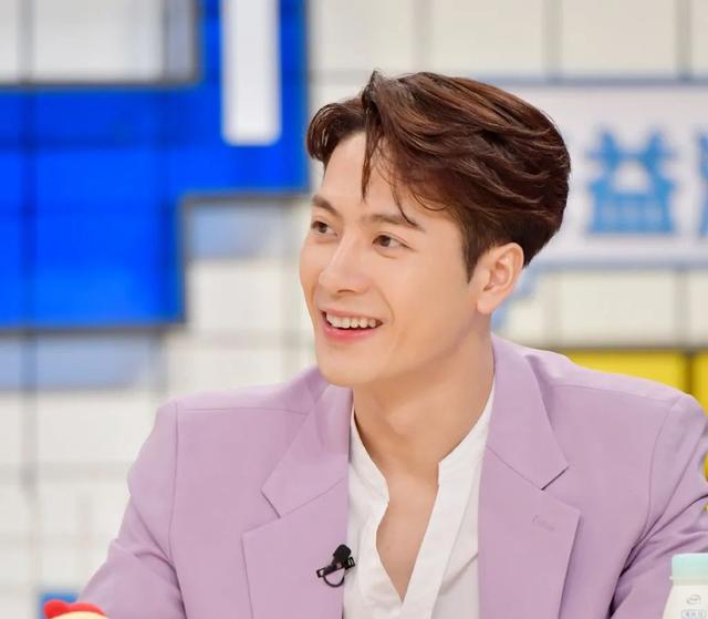 冷知识:白敬亭腰围竟然比雷佳音头围还要小?