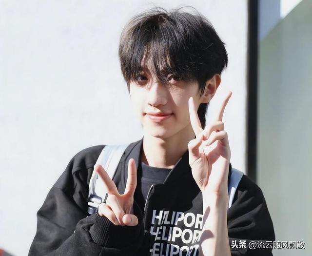 胡烨韬去面试“泰创2”了，张予曦的弟弟也去了，弟弟长得挺帅