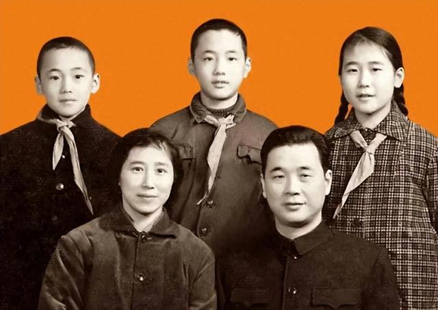 1966年，李鹏总理在北京，儿子李小鹏、李小勇出镜，一张罕见合影