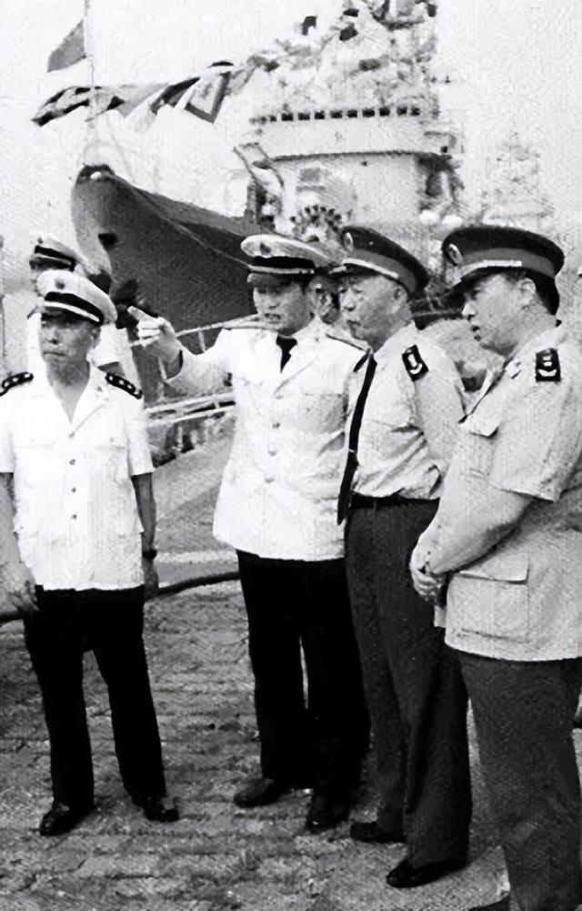 1983年，刘华清司令员推荐邓树琪整顿海军，邓公批示同意