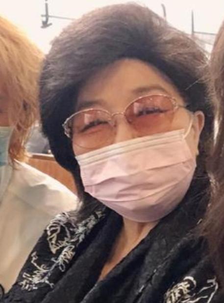 71岁徐小凤现身，戴口罩与好友聚餐，十分开心