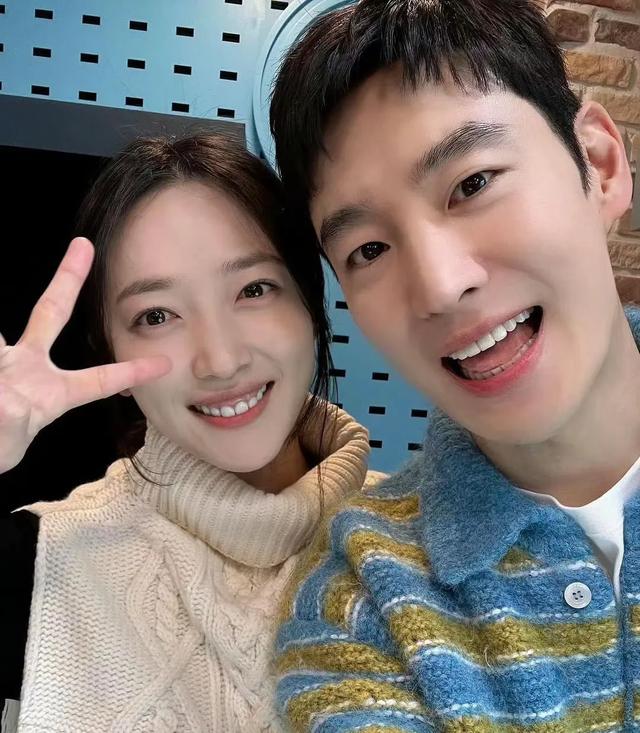 《模范出租车3》即将开拍，李帝勋表艺珍合照更新，也太好嗑了吧