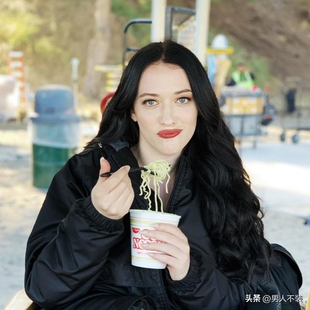 破产姐妹凯特·戴琳斯(Kat Dennings)161,上围34D,身材全靠4招