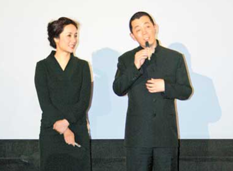 蒋雯丽64岁老公露面,与众戏骨同框笑开花,怀抱萌娃被猜是亲爷孙