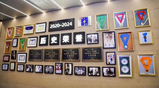 周星驰电影《食神》原型厨师是他？地标美食品鉴团探味他代言的广州餐厅