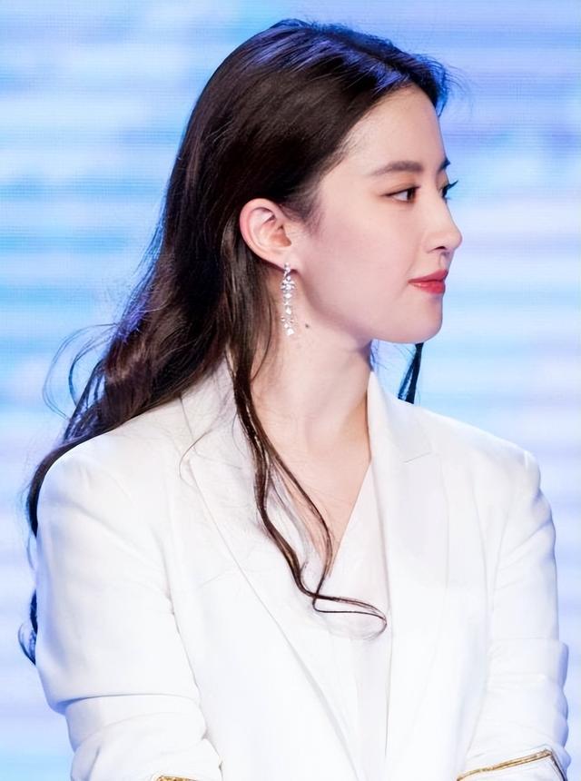 “神仙姐姐”刘亦菲：被人造谣是变性人，霸气回应与朗朗的绯闻