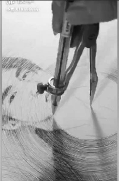 80后小伙用圆规“转”着画画走红网络