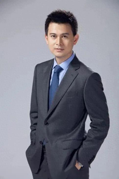 湖南“省脸”魏哲浩为长女庆生，46岁白发抢镜，14岁彤彤身高173