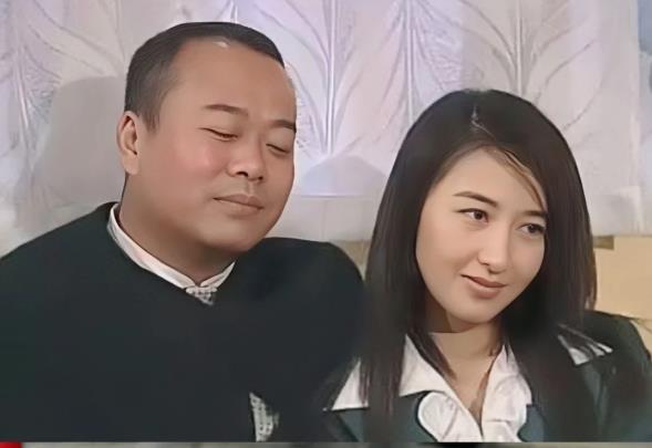 看了欧阳震华和林保怡,才明白男人可以不帅,但一定要有气质