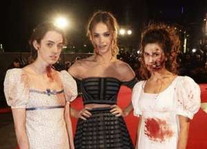 亲热电影(束胸衣，白大腿，打完僵尸就亲嘴)