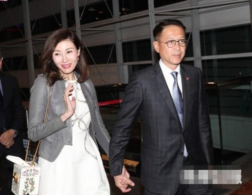 李嘉欣与老公许晋亨十指相扣亮相，笑容满面但脸有点僵