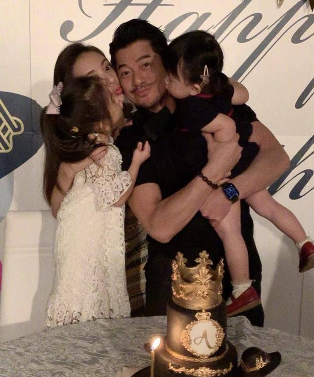 郭富城喜迎55岁生日！晒一家四口合照，力证与妻子方媛感情不变