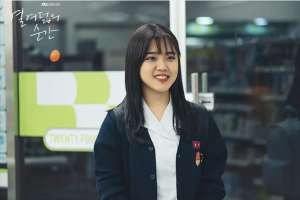 韩剧毒爱(十八岁的瞬间每周几更新在哪看，十八岁的瞬间女主是谁演的)