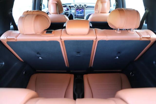 奔驰GLC:奔驰7座SUV优惠15万!内饰氛围感拉满,轴距2977mm!