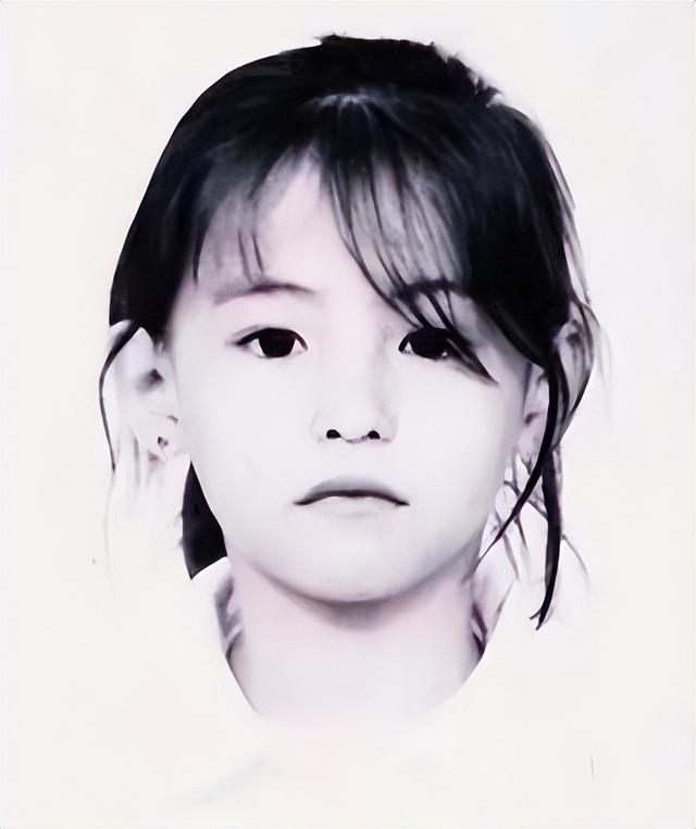 张柏芝母亲戴莎莉，年少怀孕，有过四段婚姻，曾经拍过三级片