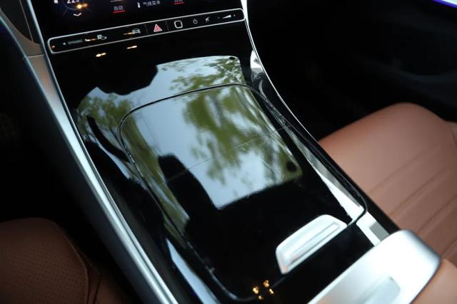 奔驰GLC:奔驰7座SUV优惠15万!内饰氛围感拉满,轴距2977mm!