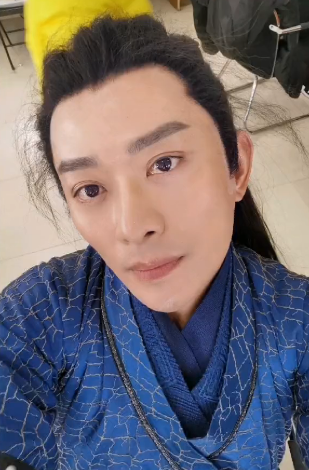 47岁黄海冰撞脸樊少皇，曾是古装男神，如今转型拍段子当网红？