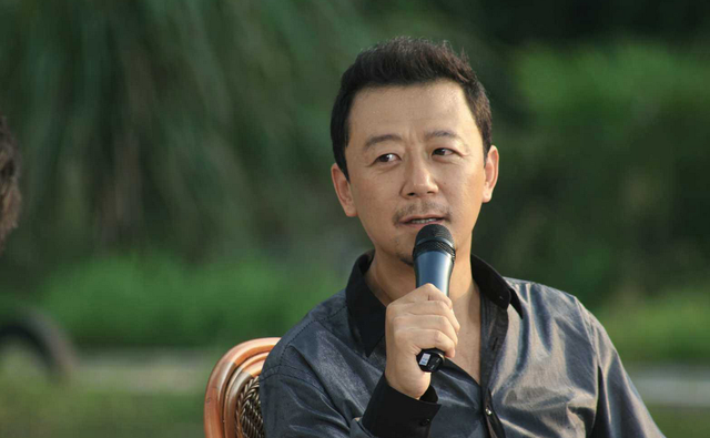 郭涛打女人风波后首现身，对女助理颐指气使，再显大男子主义本色