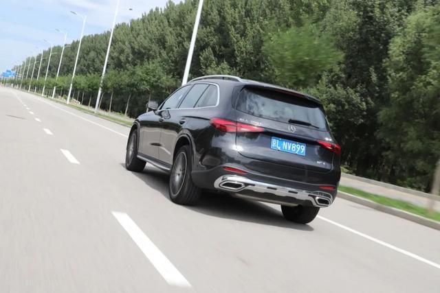 奔驰GLC:奔驰7座SUV优惠15万!内饰氛围感拉满,轴距2977mm!