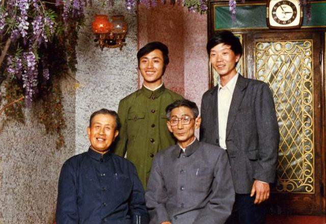 他给马三立当捧哏却未曾大火，师弟学生和徒弟那是相当不错