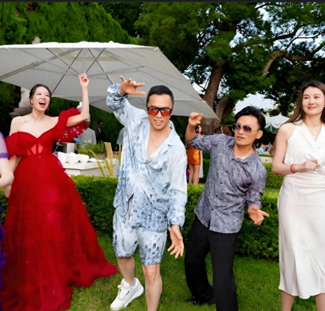 甄子丹生日，王宝强携高挑美女冯清出席 网友：这身材比马蓉好多了