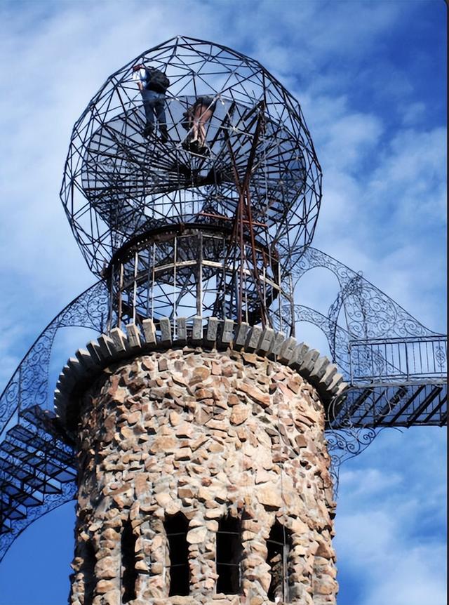 一句玩笑，美国少年用半个世纪，给自己造了一座奇幻城堡!